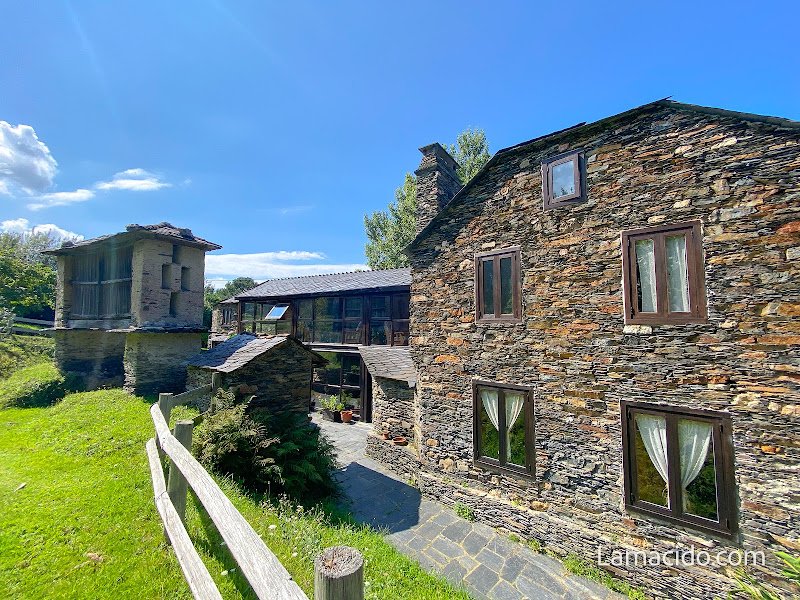 Aldea Lamacido. Casa de Turismo Rural con granja en Galicia - ()