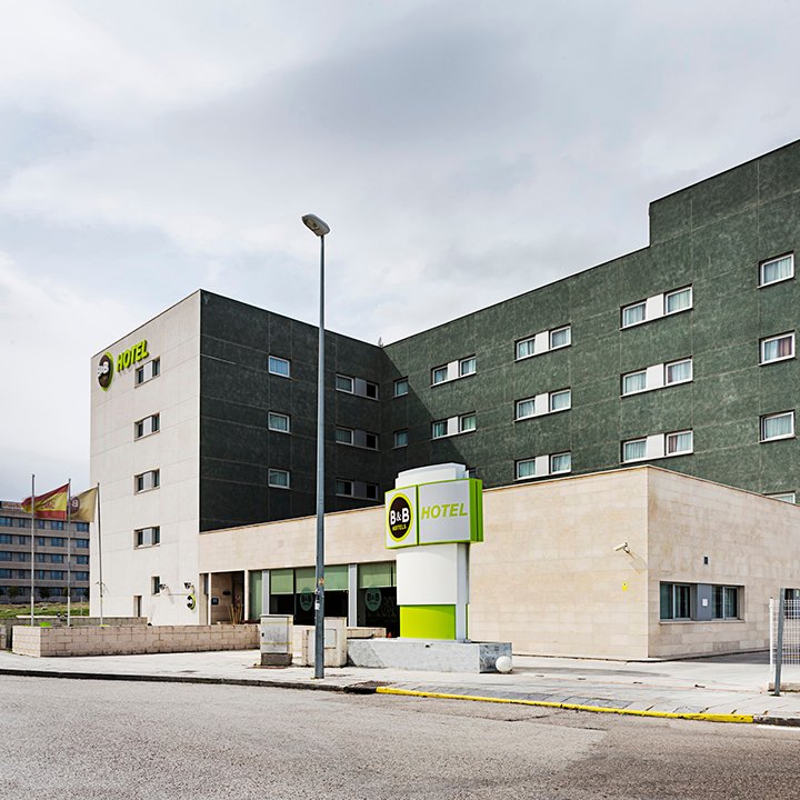 B&B HOTEL Madrid Aeropuerto T1 T2 T3 - ()