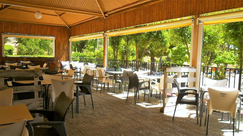 Bar Restaurante El Refugio Del Abuelo. Terraza De Verano, Piscina - ()
