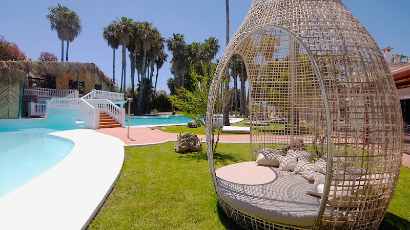 TU&ME Resort - ()